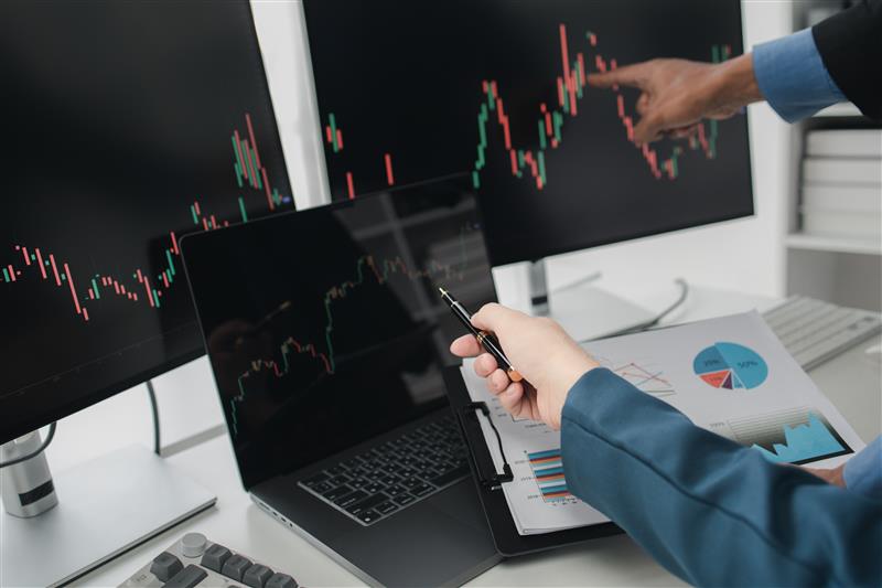 two-stock-investors-with-stock-market-graph-screen-2026-01-07-00-58-31-utc